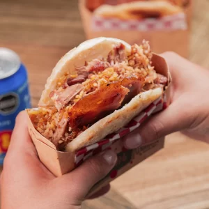 Arepa rellena de lechona
