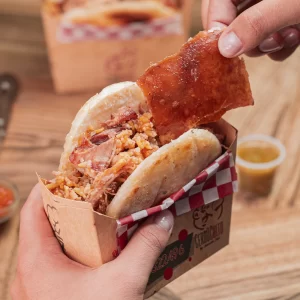 Combo Arepa Rellena: 1 Arepa Rellena de 150 gramos de Lechona + 1 Coca-Cola