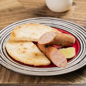 Combo Chorizo: 1 Chorizo Santarrosano con Arepa + 1 Coca-Cola 500