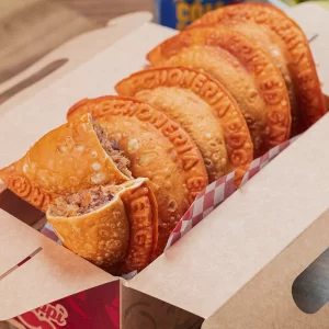 10 Empanaditas de lechona + 1 Coca-Cola 1,5Lt