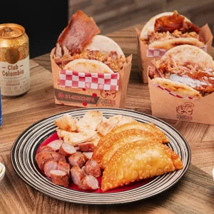 Picada Lechonera:  4 Chorizo Santarrosano con Arepa+ 3 Arepa Rellenas + 3 Empanadas