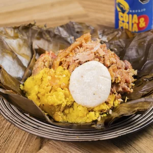 Tamal Pollo Huevo Combinado: Tamal con pollo, huevo y 150 gramos de lechona